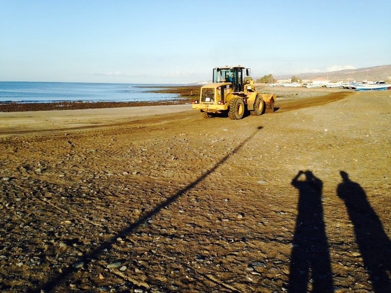 Playas del Águila y El Castillo ya están limpias de los restos de fuel que afectaron a la costa del sur de Gran Canaria