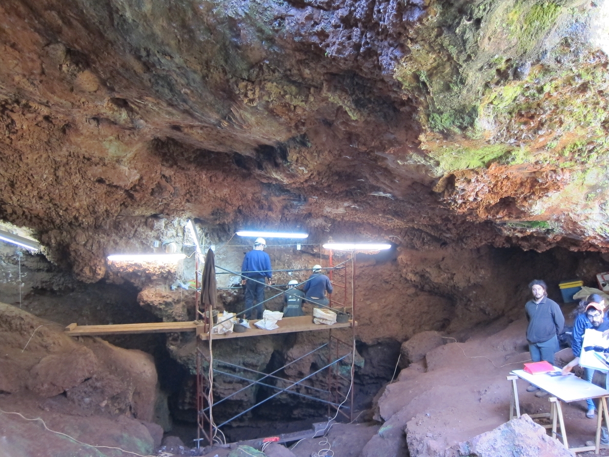 El equipo de Primeros Pobladores inicia una nueva campaña de excavación en la cueva de El Conejar de Cáceres
