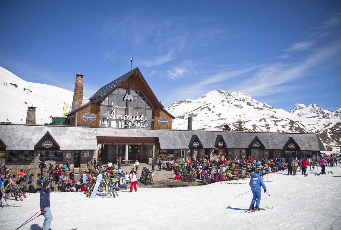 Las estaciones de esquí de Aramón despedirán la temporada con bajadas tropicales y música en directo