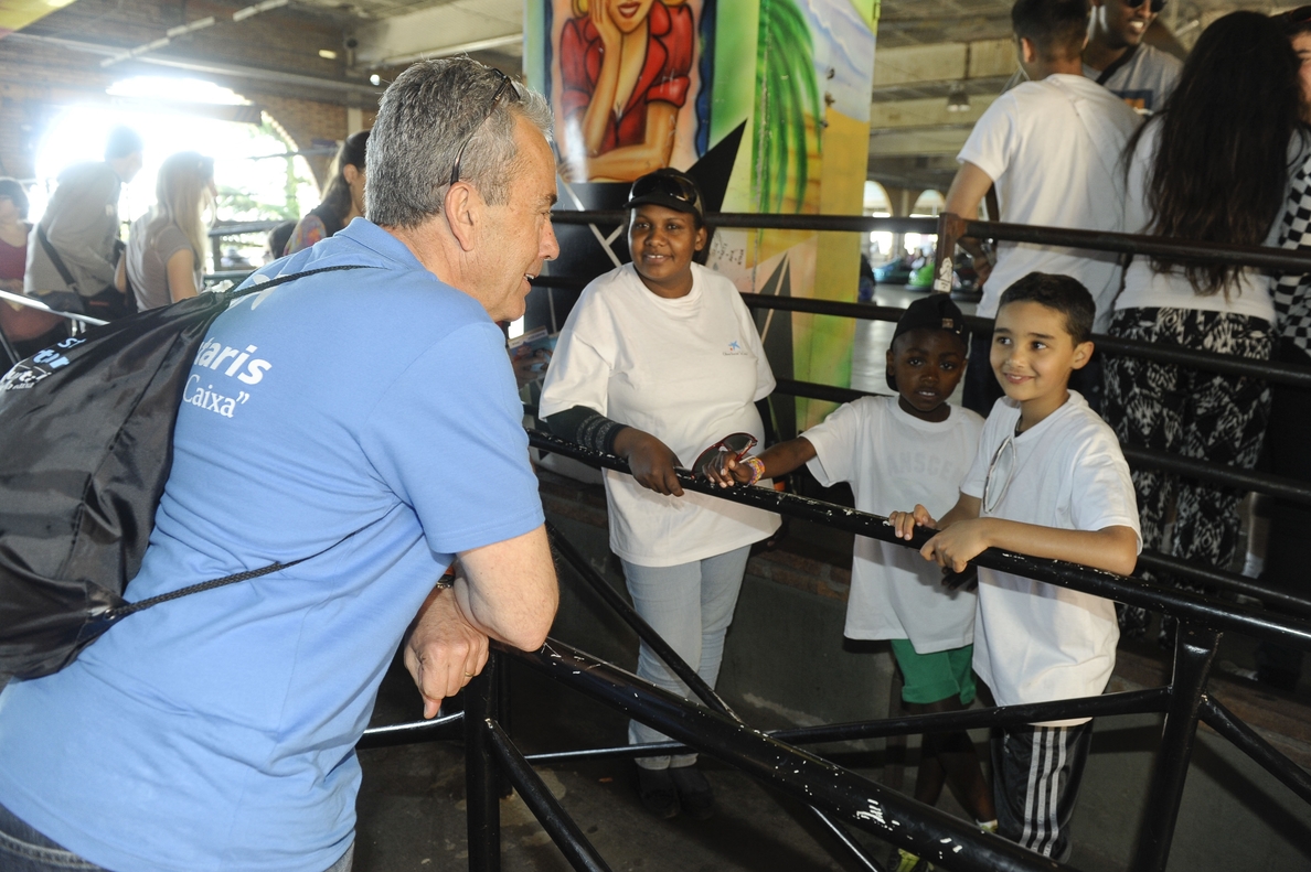 Más de 150 niños vulnerables se divierten en el Tibidabo con voluntarios de La Caixa