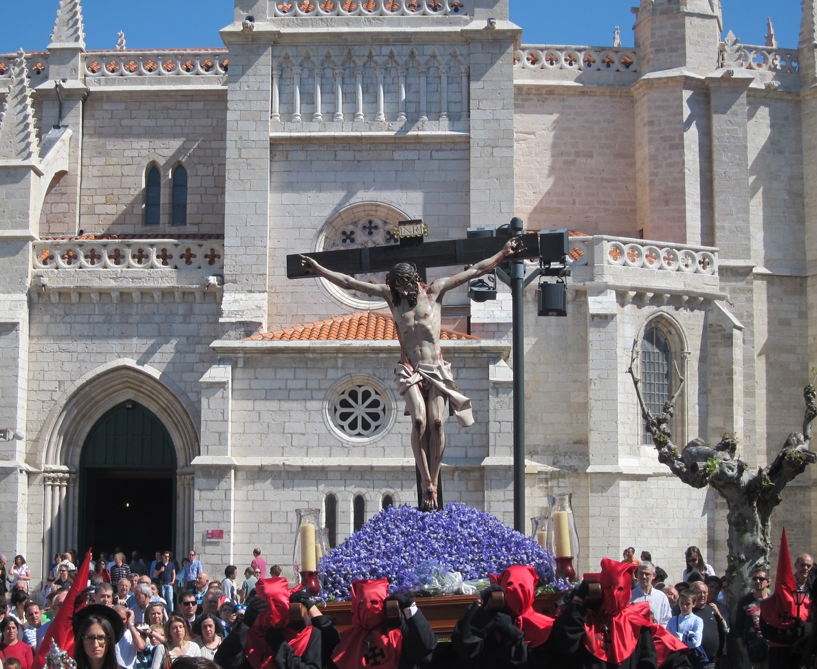 S.Miles de personas reciben al Cristo de la Luz en la Plaza de Santa Cruz de Valladolid al son de »Gaudeamus»