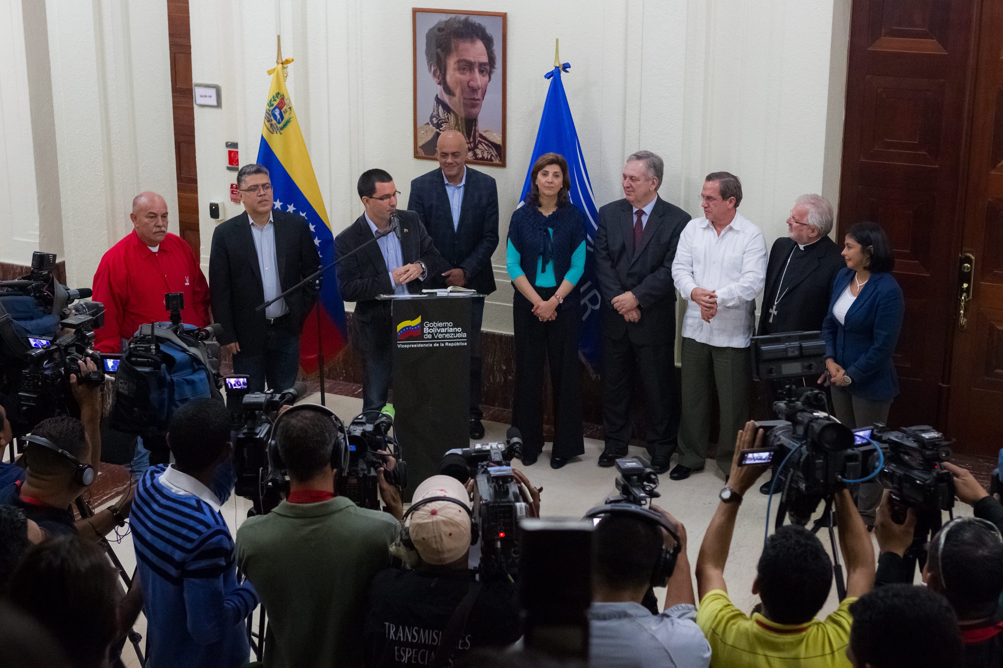 Unasur alaba voluntad de diálogo en Venezuela y estudiantes vuelven a marchar