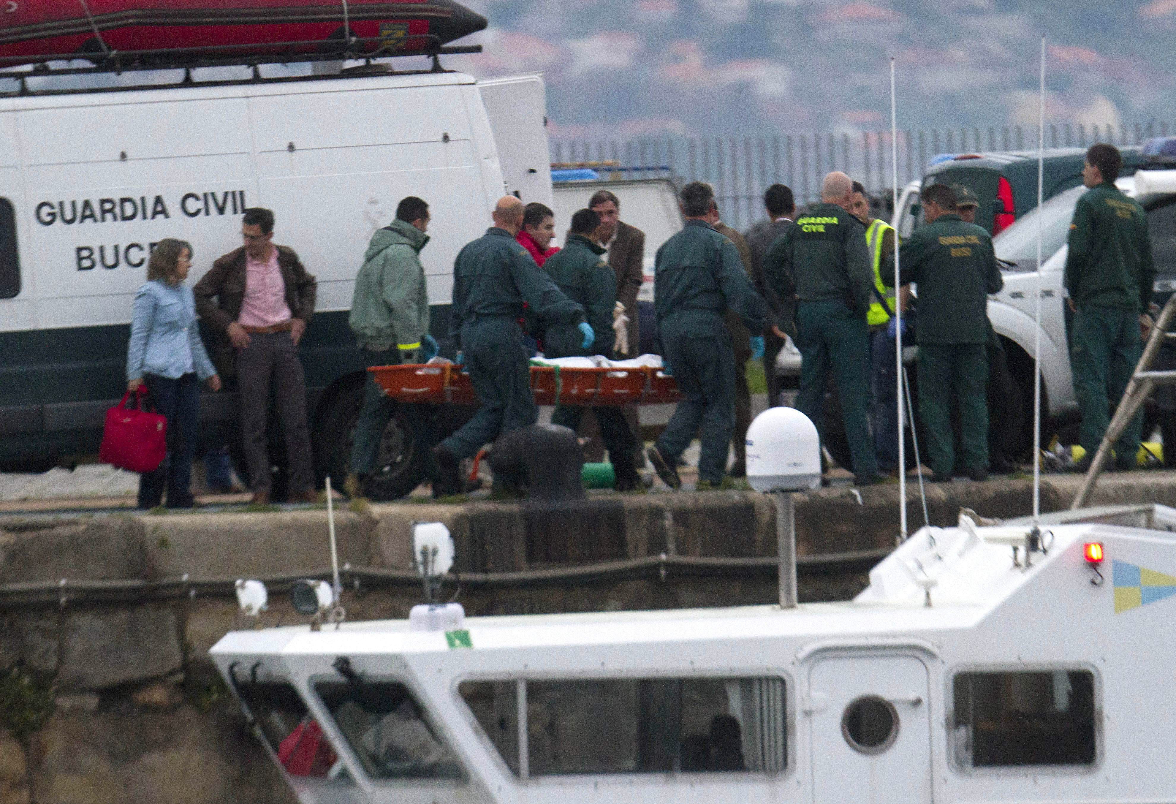 Dos marineros muertos y tres desaparecidos al volcar un pesquero en Asturias