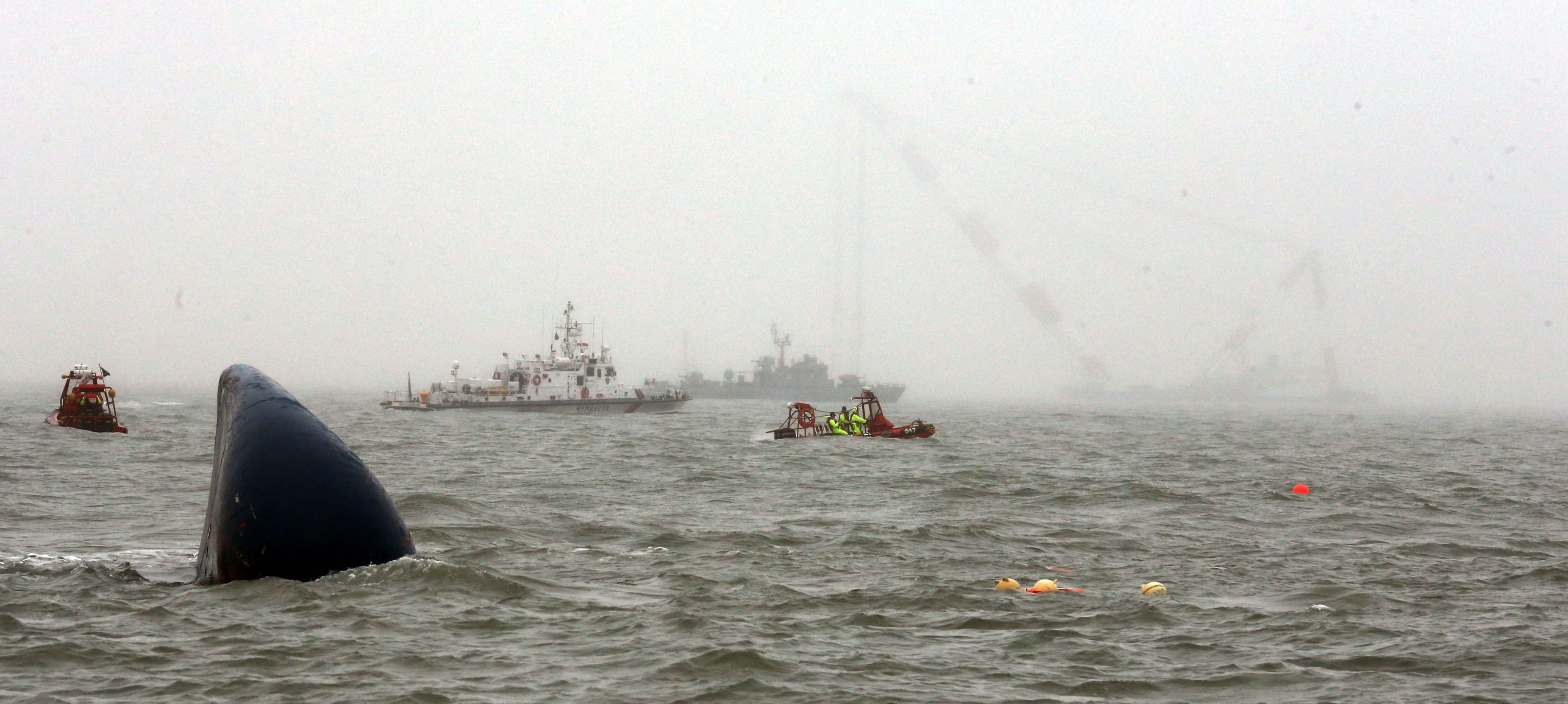 Buzos logran entrar por primera vez en el buque surcoreano hundido