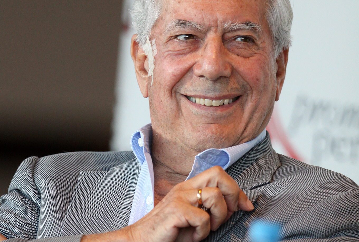 Vargas Llosa, muy acongojado, envía condolencias a la familia de García Márquez