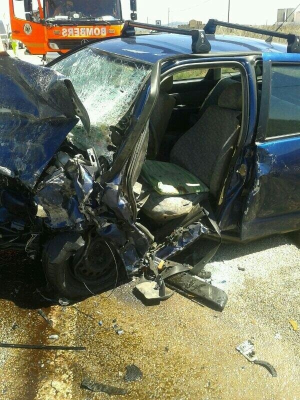Un fallecido y dos heridos en un choque frontal de dos vehículos en Requena (Valencia)