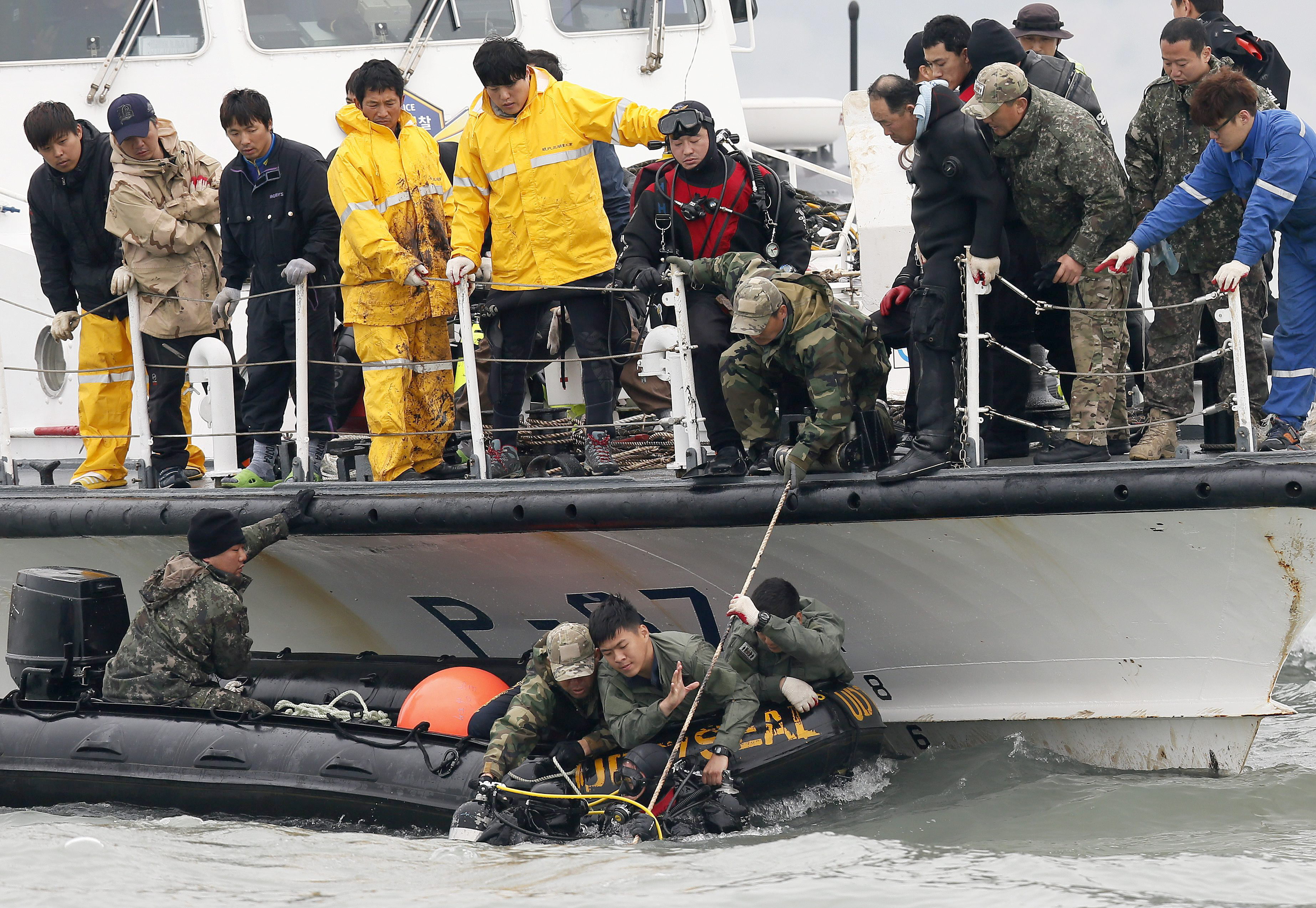 Aumenta la angustia de los familiares tras hundirse por completo el barco surcoreano