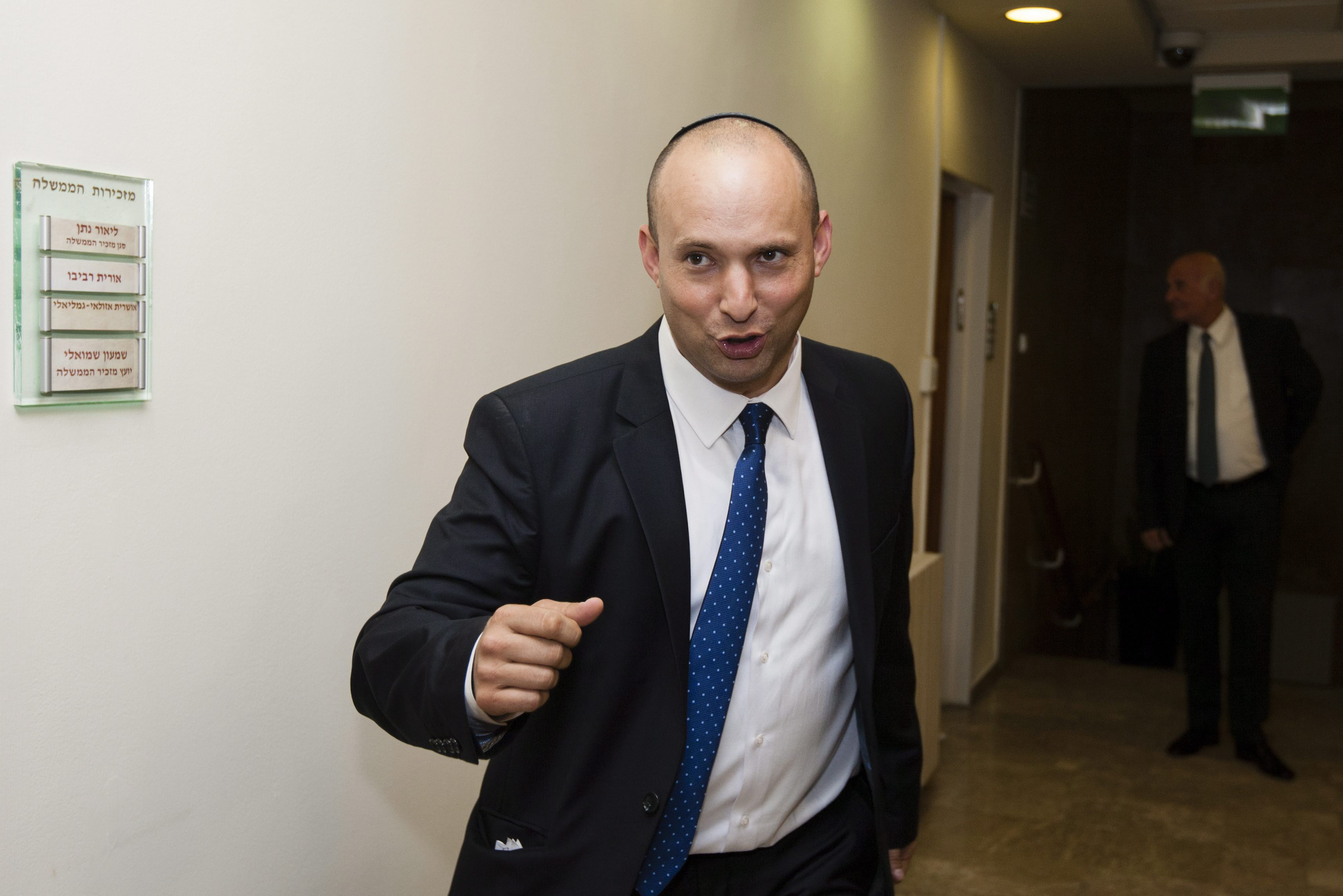 Un ministro Israel dice a Abás que su país no negocia con una pistola en la sien