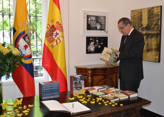 La Embajada colombiana en Madrid abre un libro de condolencias por García Márquez