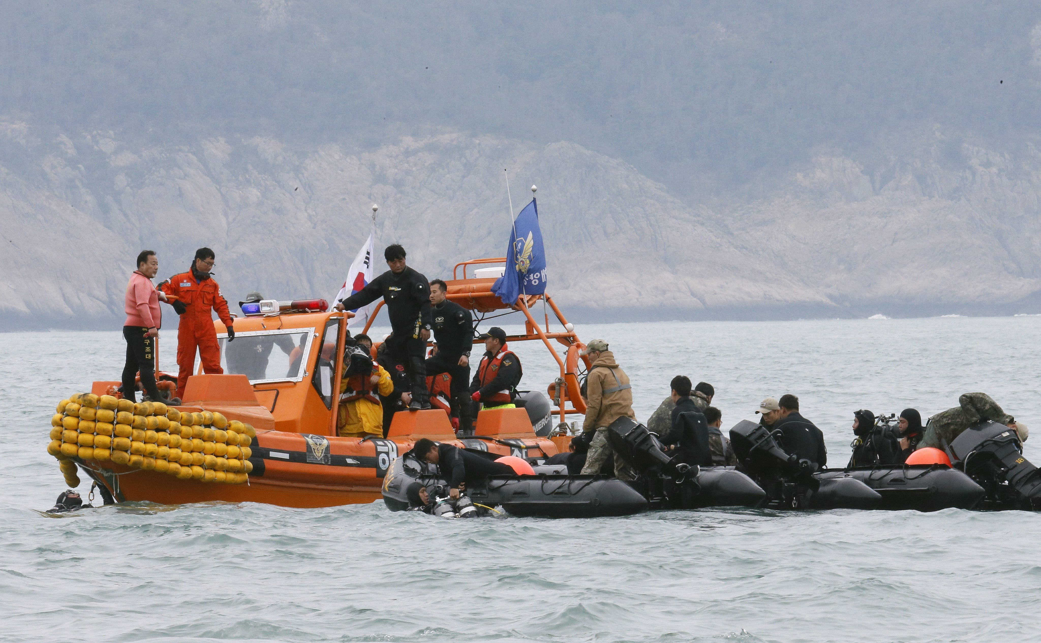 Detienen a otros cuatro tripulantes del ferry »Sewol» por abandonar el barco