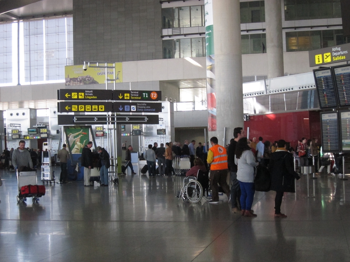 PSOE y trabajadores de Aena critican la «privatización» del aeropuerto y el despido de 140 empleados