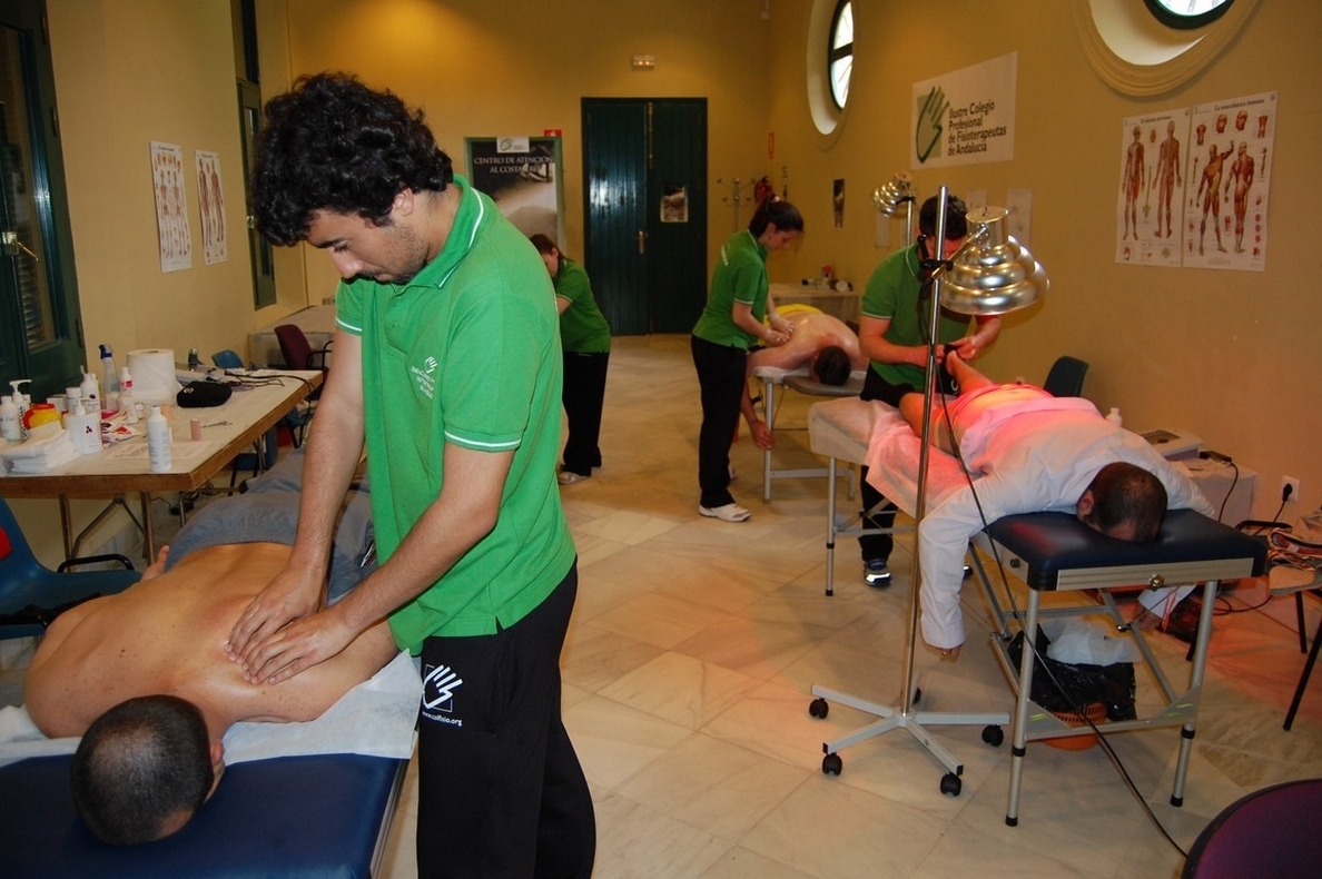 S.Un total de 195 costaleros reciben asistencia en el Centro de Atención del Colegio de Fisioterapeutas