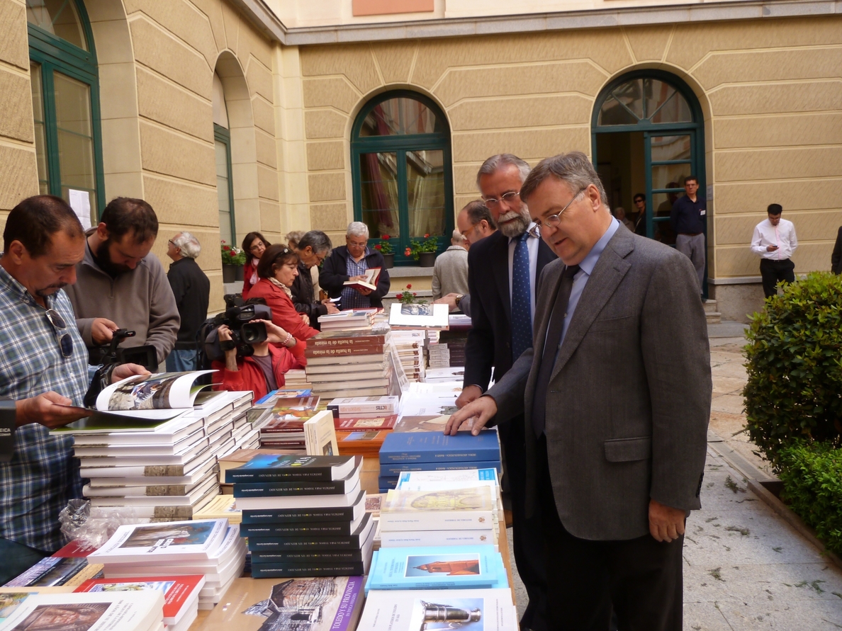 La Diputación de Toledo celebra el Día del Libro con la exposición y venta de sus publicaciones y libros al 50%