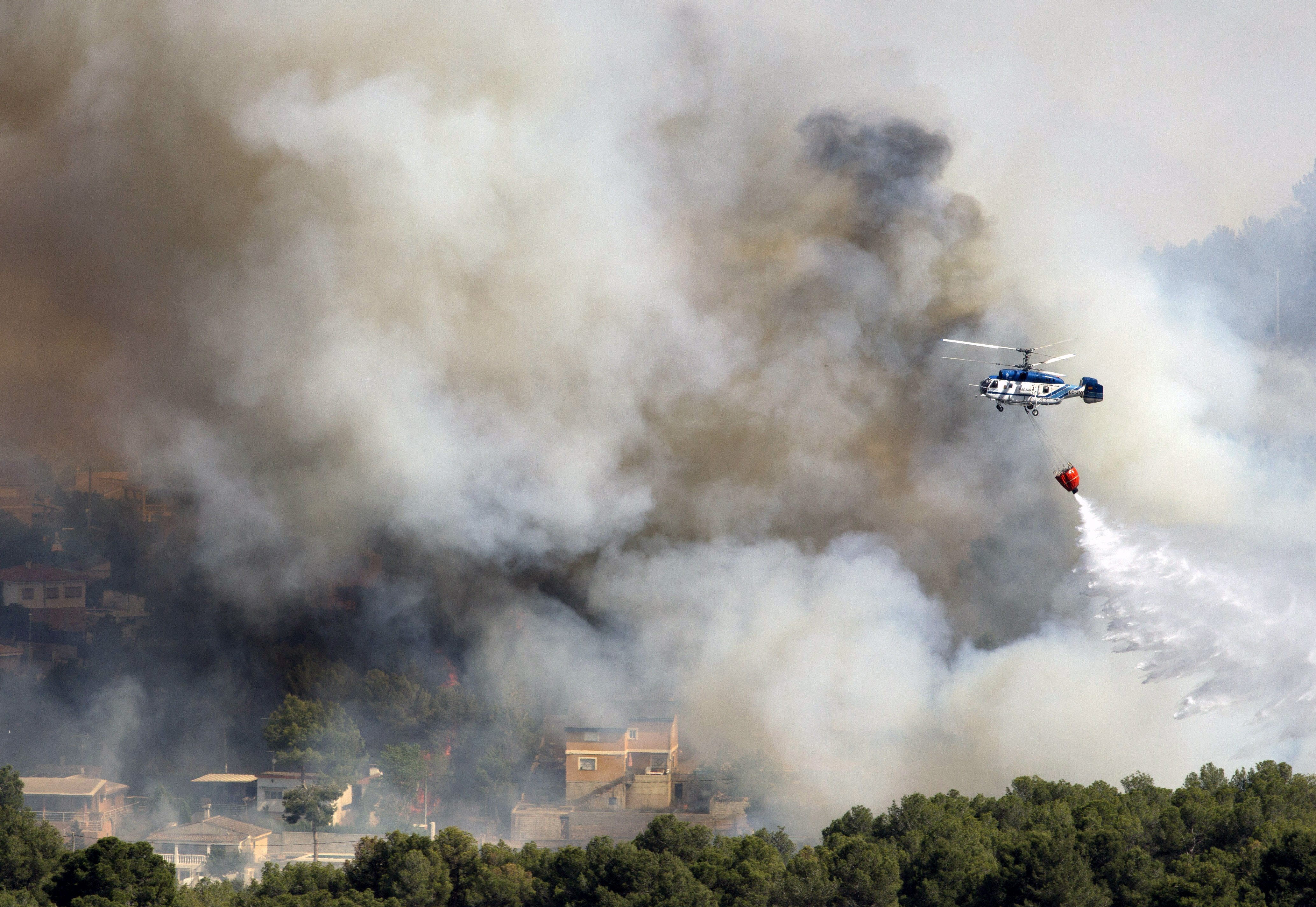 Los medios aéreos se reincorporan a la extinción del incendio de Valencia