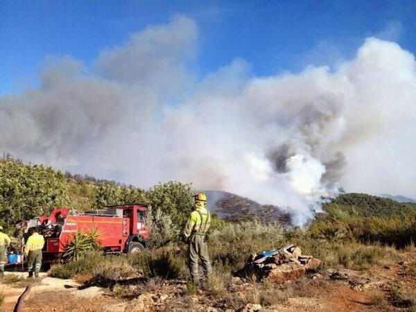 Los medios aéreos se retiran del incendio forestal de Torrent