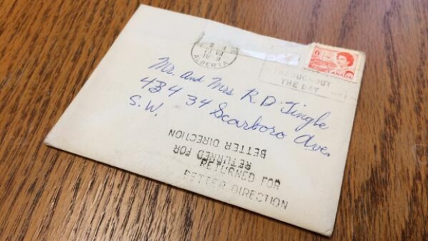 El cartero entrega una carta a una mujer en Canadá ¡enviada hace 45 años!