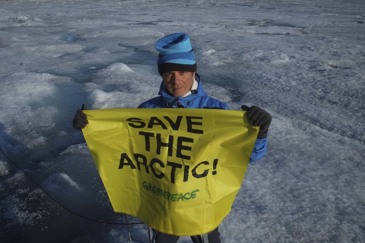 Greenpeace sorteará hoy pancartas de activistas, un abrigo de Alejandro Sanz, libros y cuadros en favor del Ártico