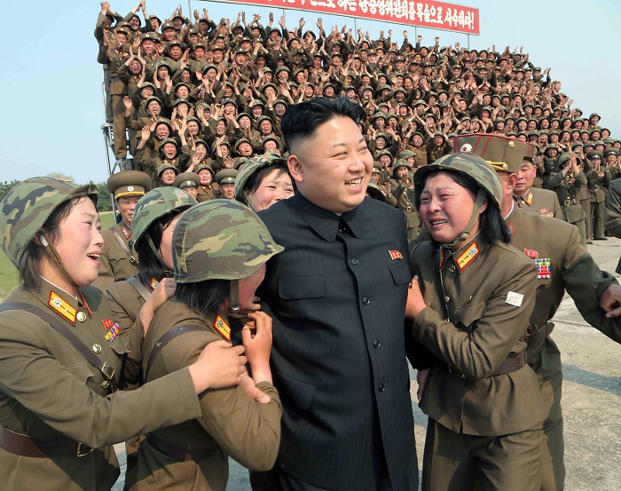 Kim Jong-un siembra la histeria en una unidad de mujeres soldado