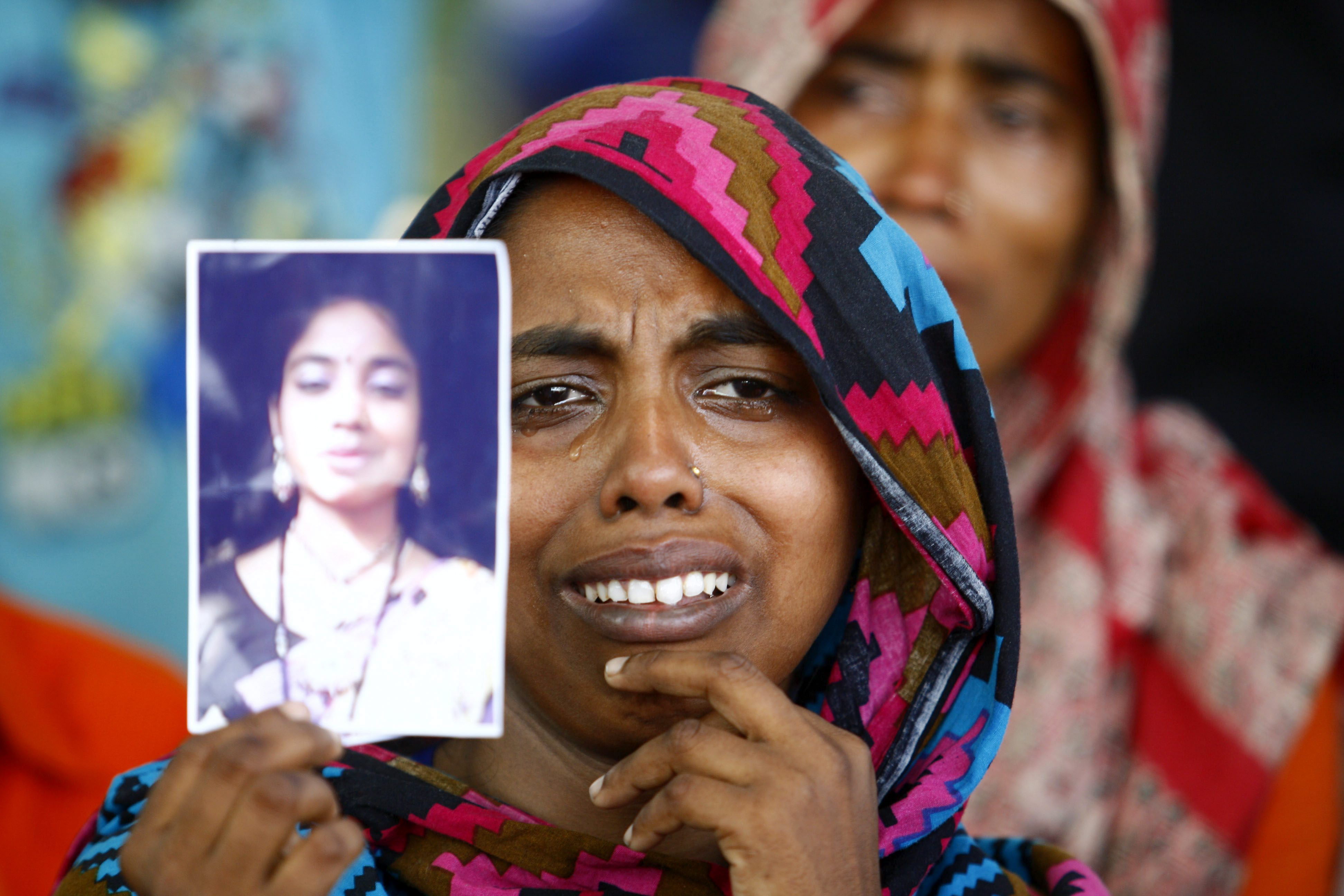 Víctimas del derrumbe de edificio textil en Bangladesh claman justicia al año