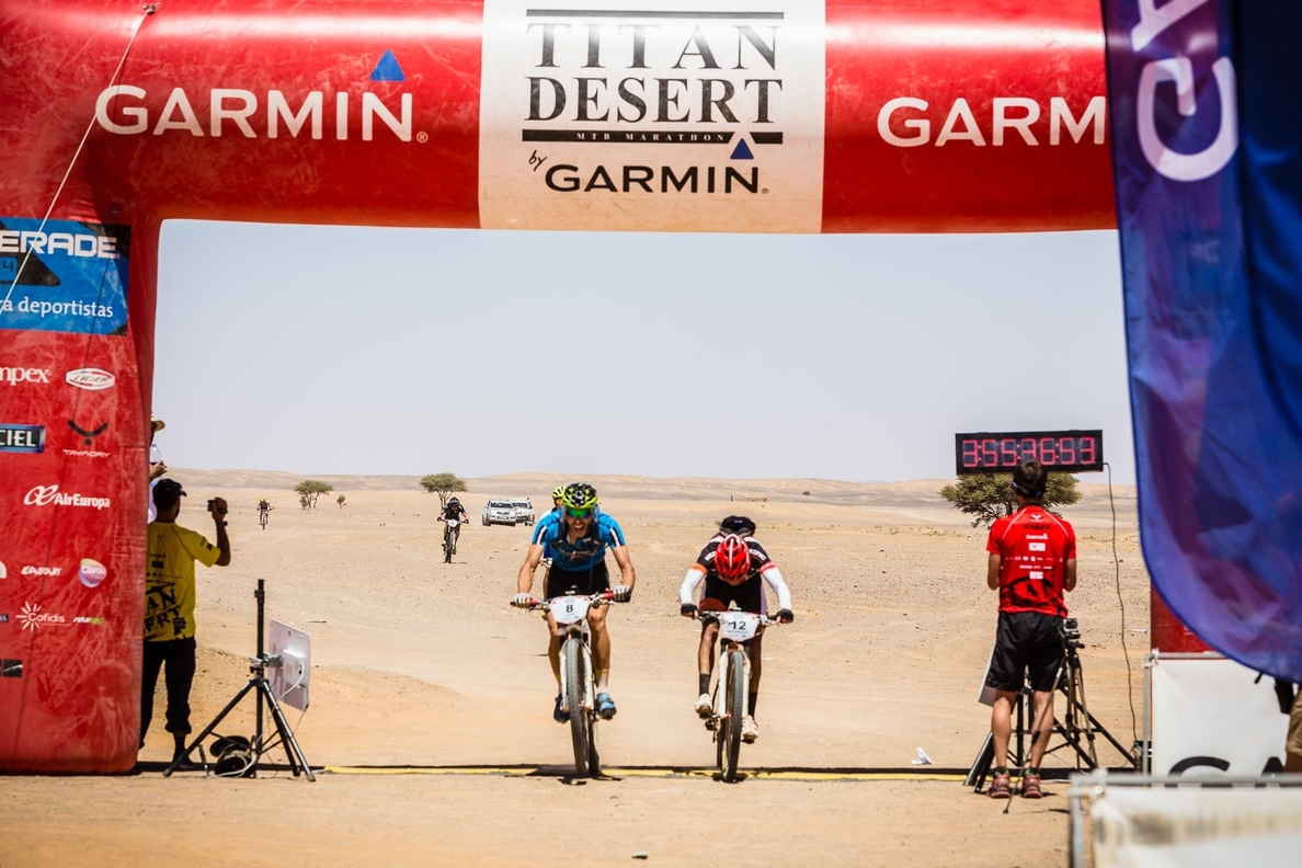 Julen Zubero gana al sprint la cuarta etapa de la Titan Desert by Garmin