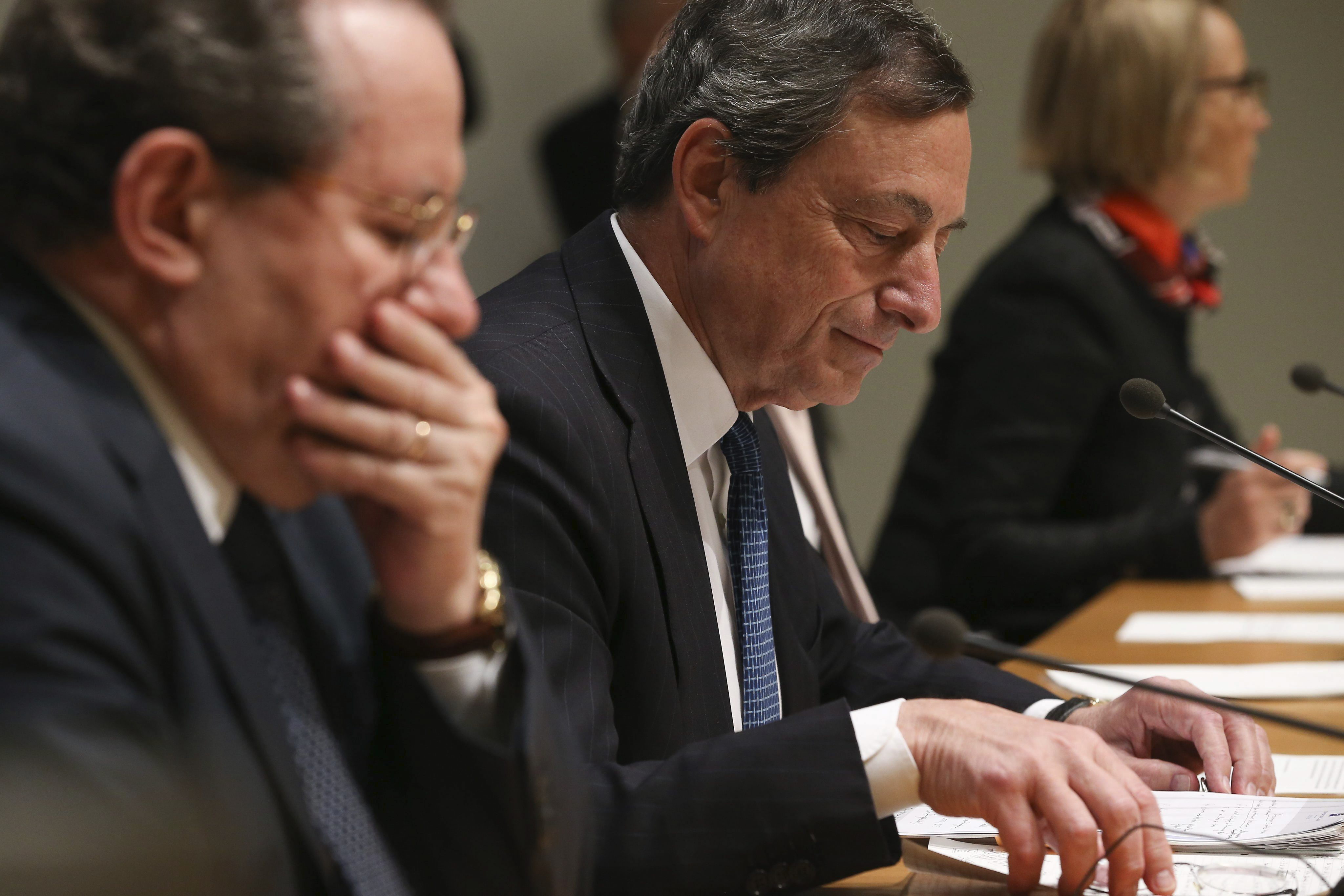 Draghi aplaza  las medidas a junio y espera a tener más información