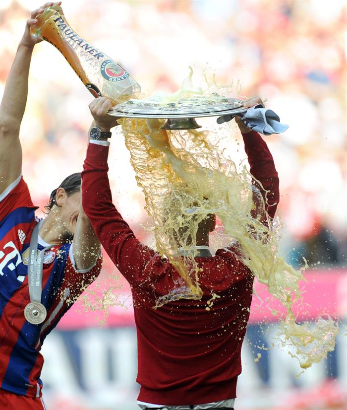 El Bayern celebra el alirón con el ritual de la cerveza y Joselu se despide con gol