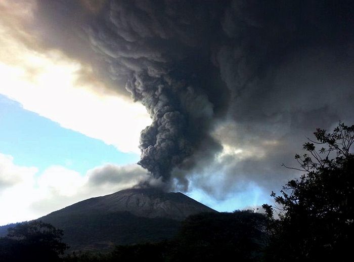 Ordenan evacuar a 280 familias por «peligroso» volcán en este de El Salvador