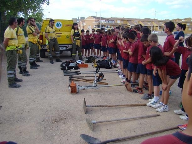 Medio Ambiente imparte un taller a alumnos de Primaria de Cartagena de prevención y extinción de incendios forestales