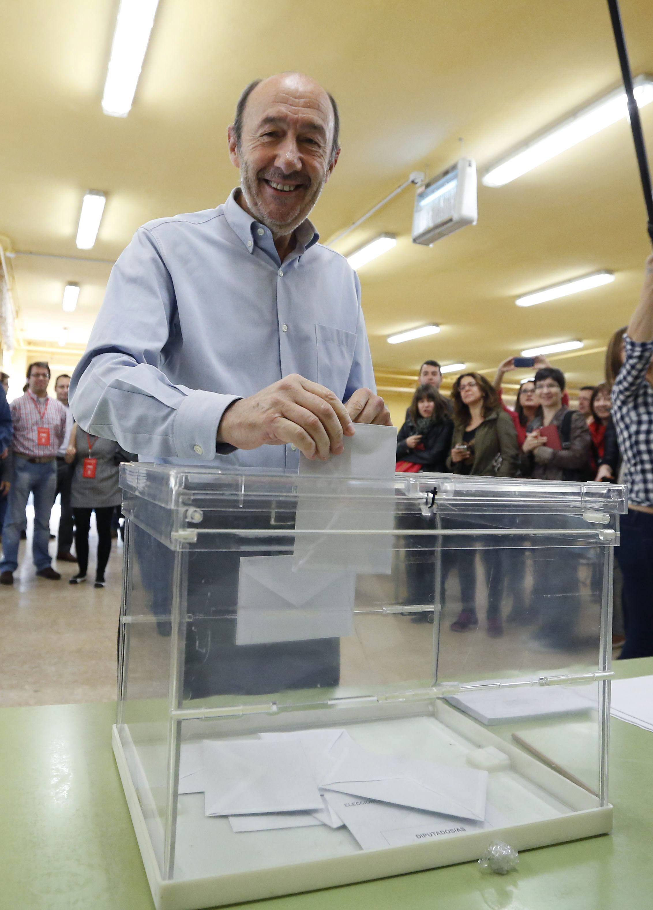 Rubalcaba lleva al PSOE al peor resultado de su historia