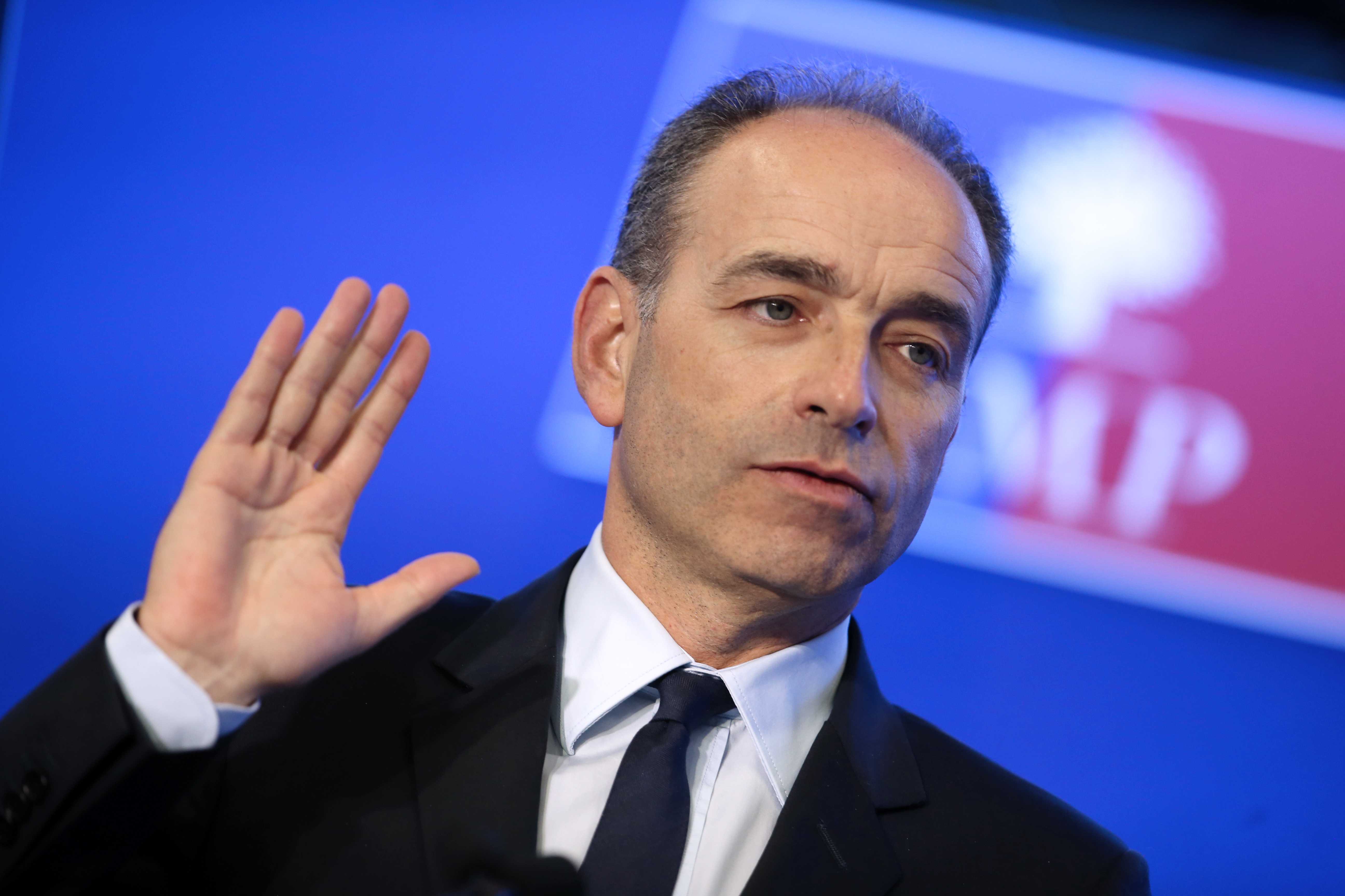 Dimite el líder del UMP francés por un escándalo de financiación irregular