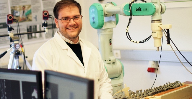 Investigadores de Ceit-IK4 y la Clínica Universidad de Navarra desarrollan un robot cooperativo para operar la columna