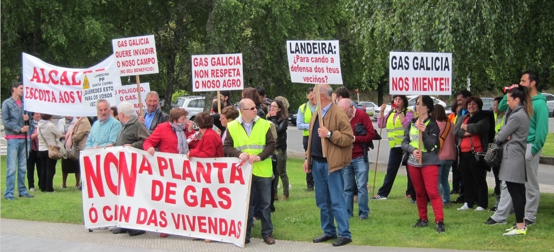 Un centenar de vecinos de Santa Comba protestan ante la Xunta contra la instalación de una planta de gas en Mourelle