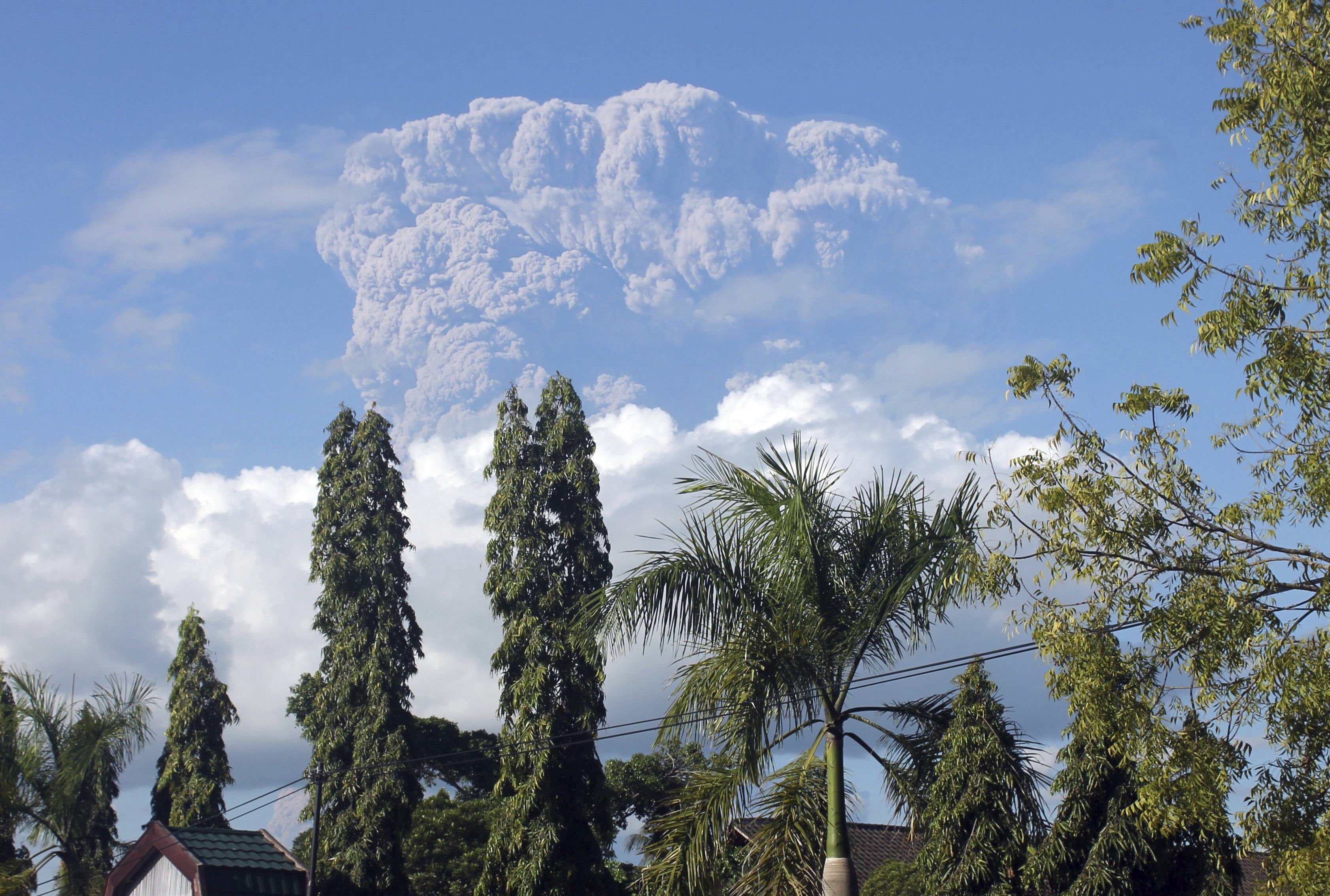 Varios vuelos cancelados en Indonesia y Australia tras la erupción de volcán