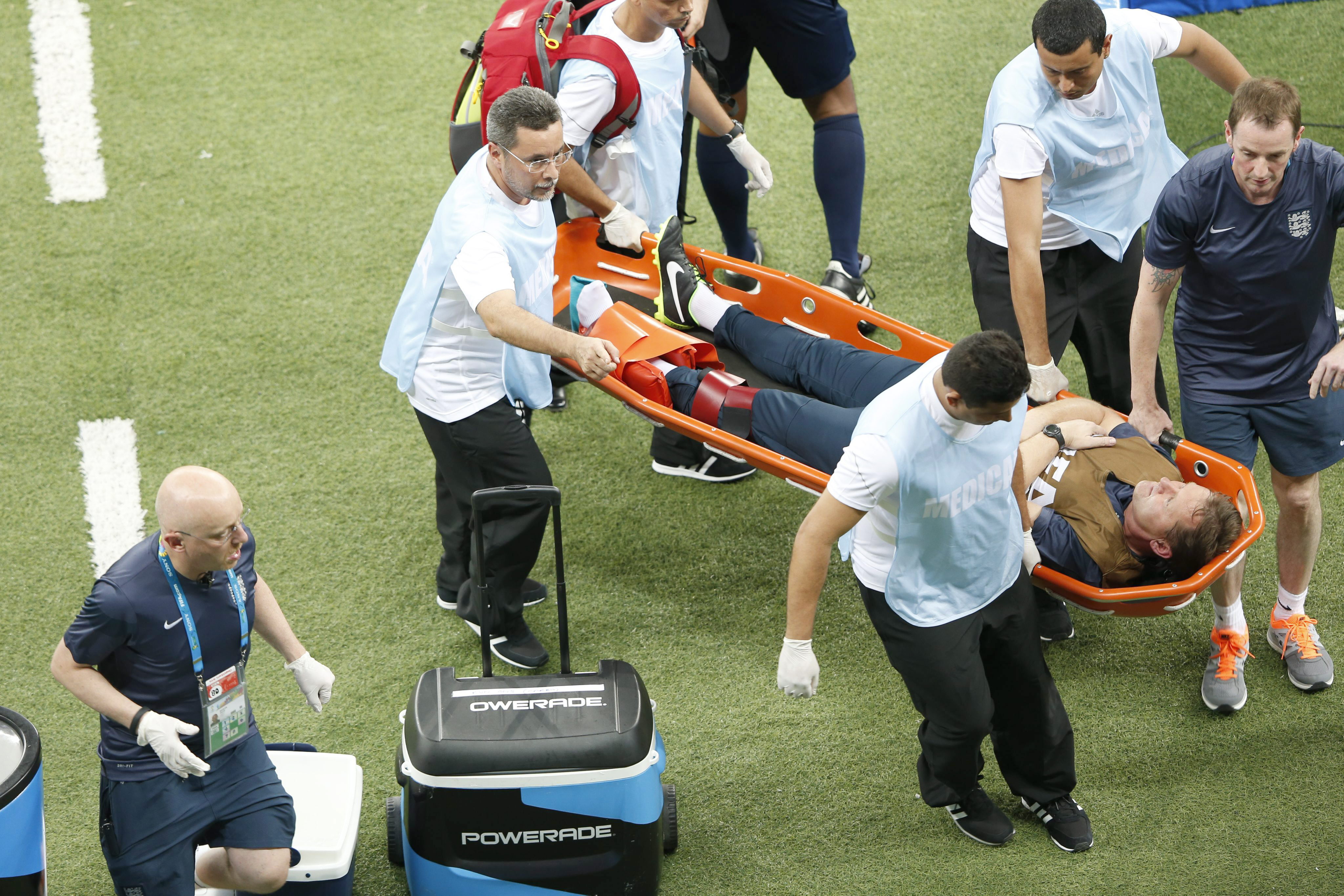 El fisio de Inglaterra se fracturó el tobillo al celebrar un gol y caer sobre una botella de agua
