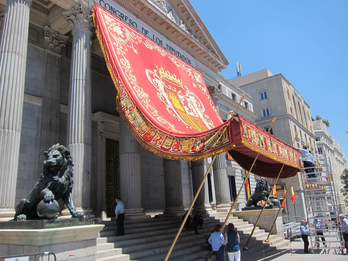 El Congreso luce ya el dosel en la Puerta de los Leones para la proclamación de Felipe VI