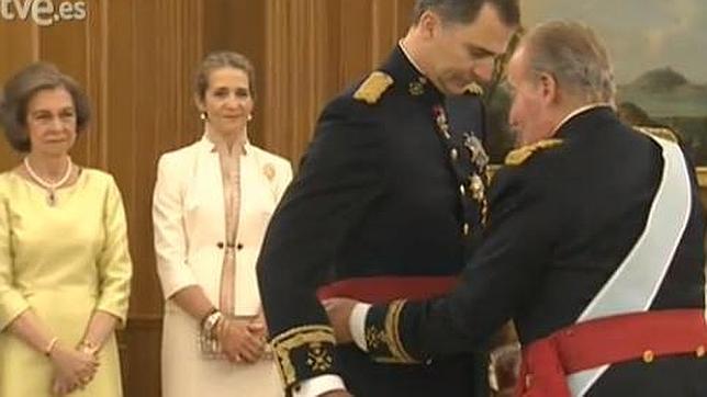 La Infanta Elena le hace la reverencia a su hermano Felipe VI y la reina se emociona