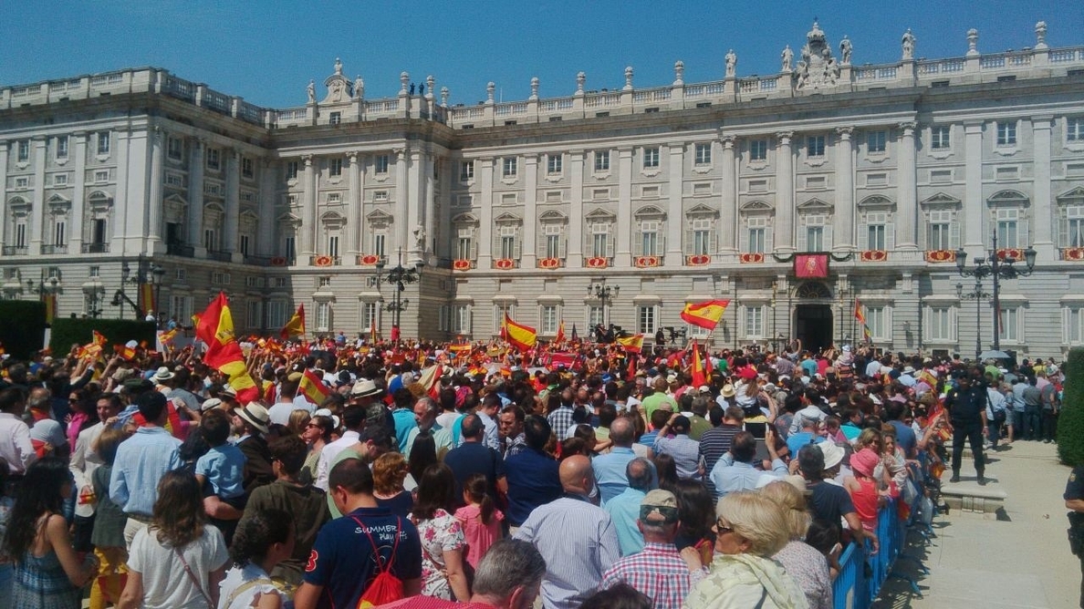 La bandera de España se convierte en el complemento indispensable para recibir al nuevo Rey