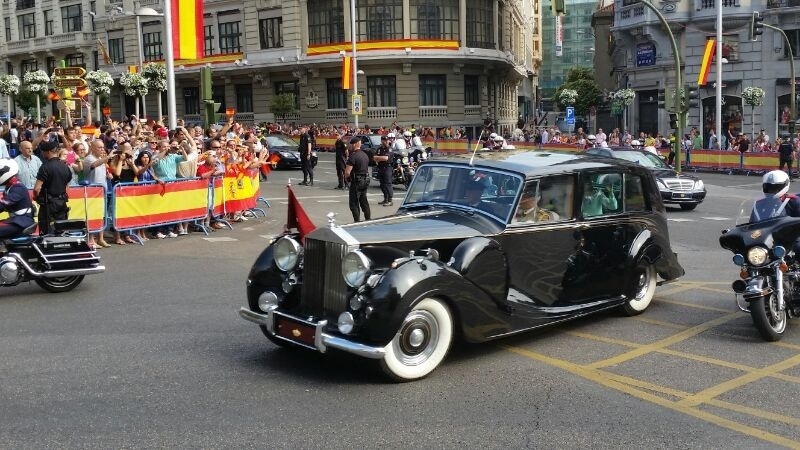Los Reyes recorren las calles de Madrid en el mismo Rolls Royce que utilizaron el día de su boda