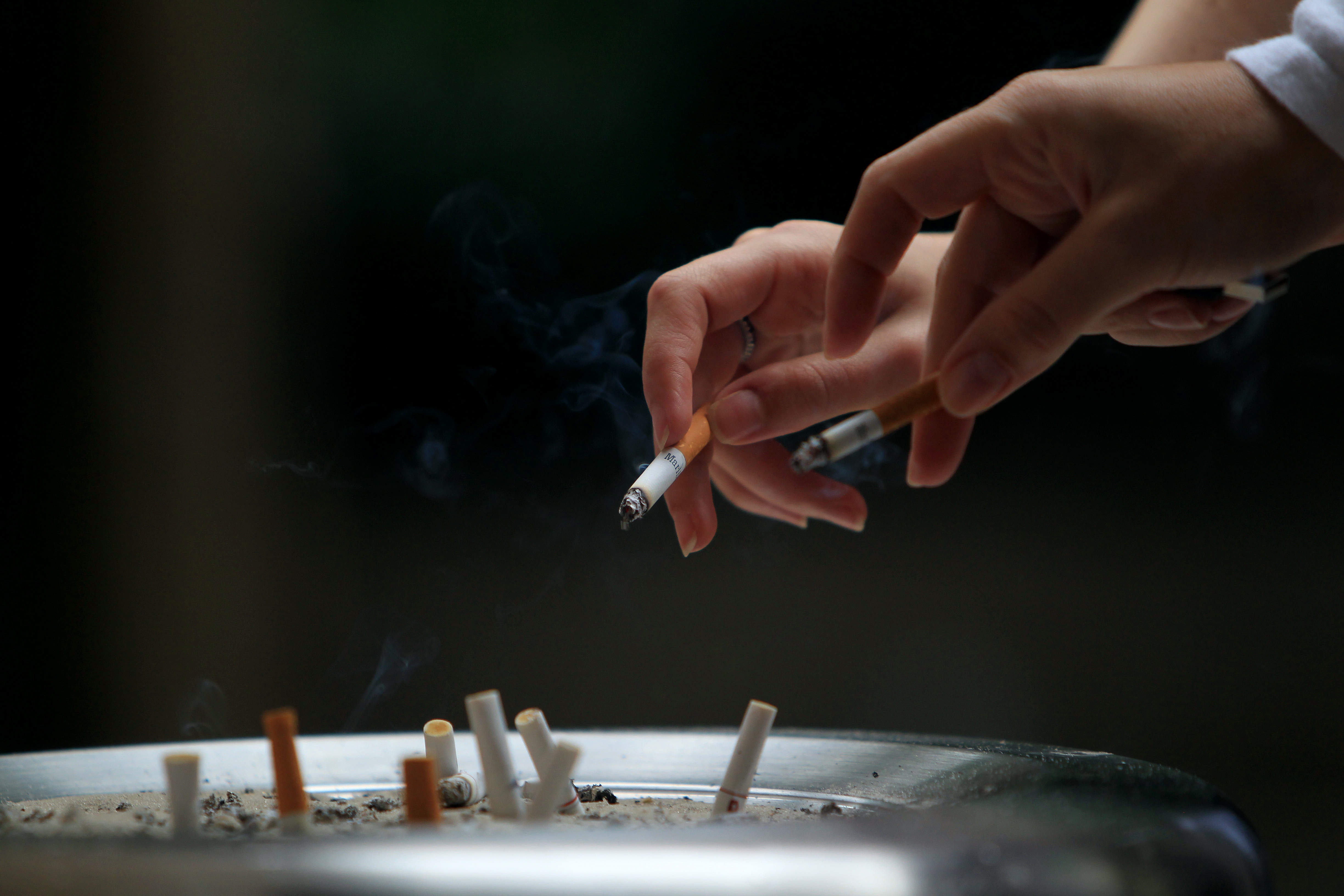 Médicos británicos contemplan prohibir el tabaco para los nacidos después del 2000