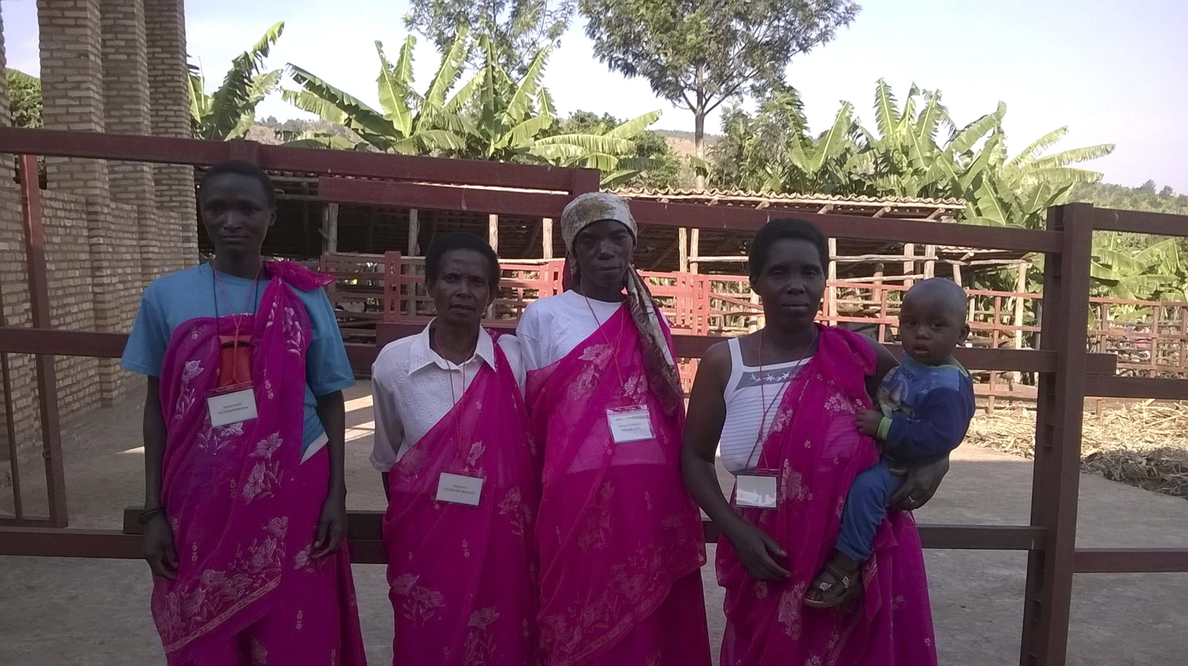 Mujeres de Burundi se asocian para compartir el trabajo en el campo