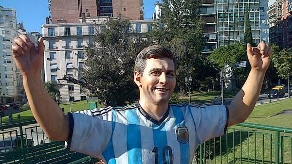 Unos vándalos cortan los dedos de la estatua de Messi en Buenos Aires