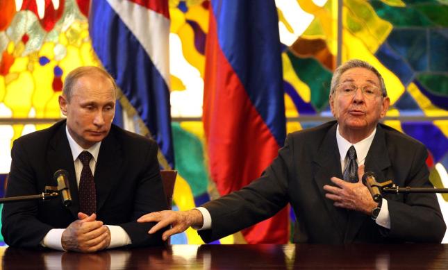 Raúl Castro comete un lapsus y alaba la política actual de la Unión Soviética