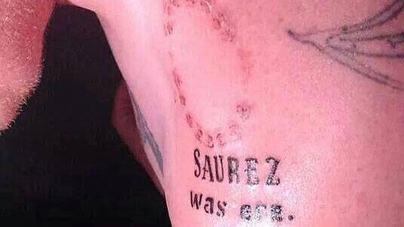 Se tatúa el mordisco de Suárez… pero escribe mal su nombre
