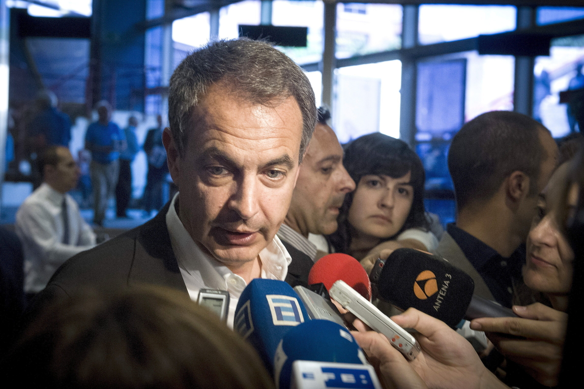 Zapatero da «apoyo total» a quien asuma la «difícil tarea» de dirigir el PSOE