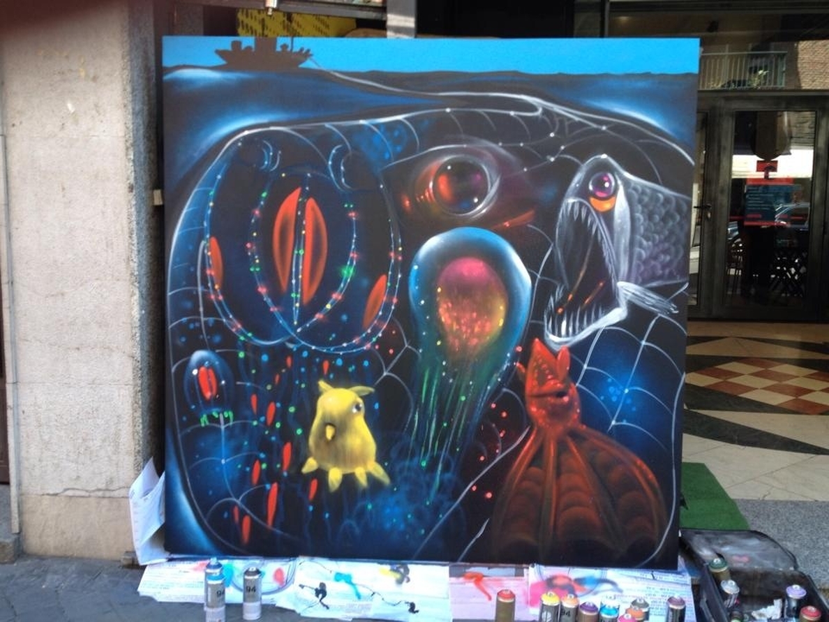 Seis artistas callejeros realizan obras de arte en ciudades europeas por la prohibición de la pesca de arrastre profundo