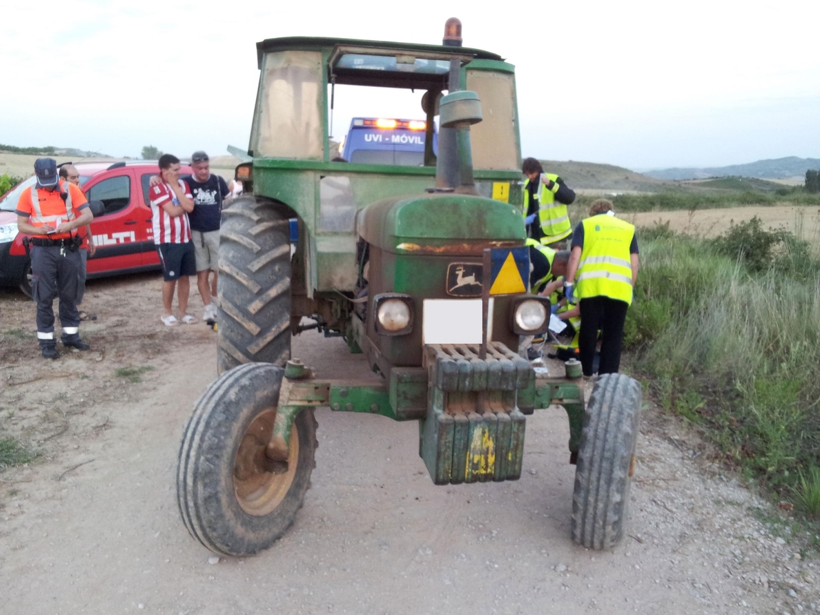 Fallece un vecino de Cirauqui (Navarra) atrapado entre un tractor y su apero de labranza