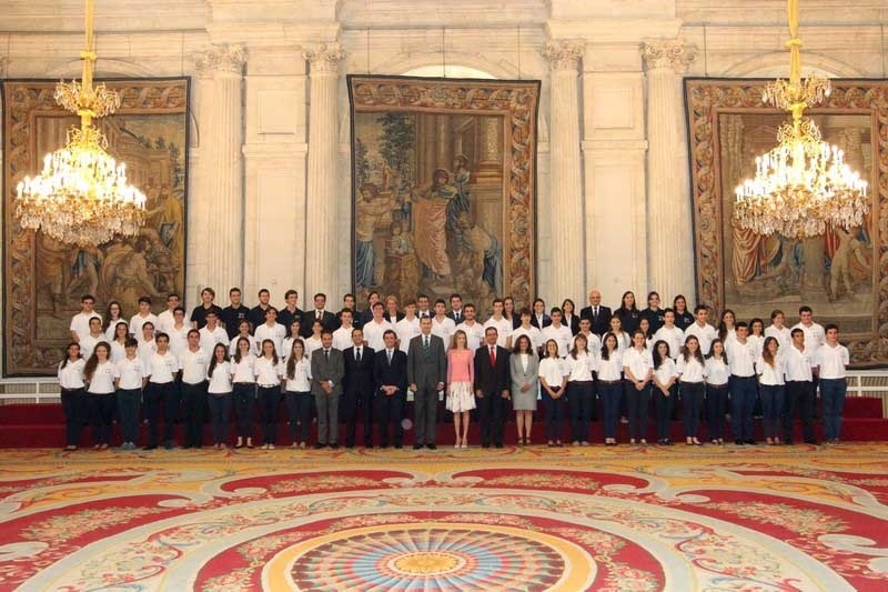 Los Reyes reciben a los 50 preuniversitarios «más brillantes» que recibieron las »Becas Europa»