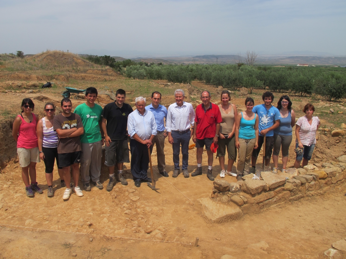 Emilio del Río visita a los jóvenes del campo de trabajo de Pipaona que realizan labores de recuperación y estudio