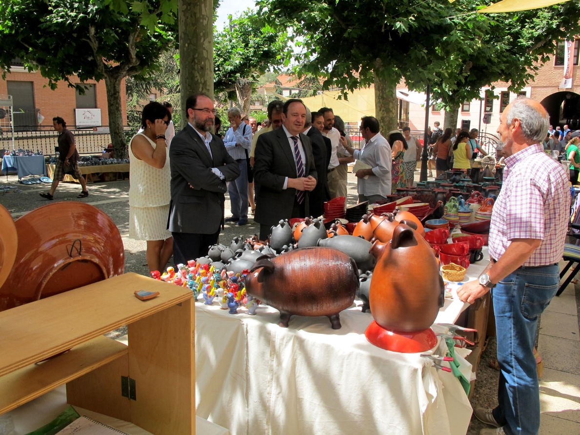 Sanz incide en la proyección de la Feria NACE para dar a conocer la tradición e importancia de la alfarería de Navarrete