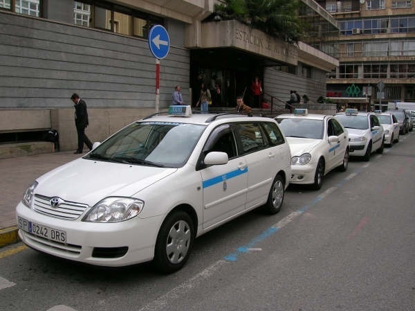 Gobierno y Ayuntamiento de Santander colaborarán para reducir el intrusismo y la competencia desleal en el taxi